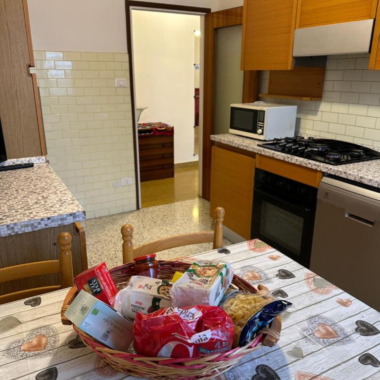 BOLOGNA MAGGIORE comoda al CENTRO di tutto - Three-Bedroom Apartment - High Floor - 25