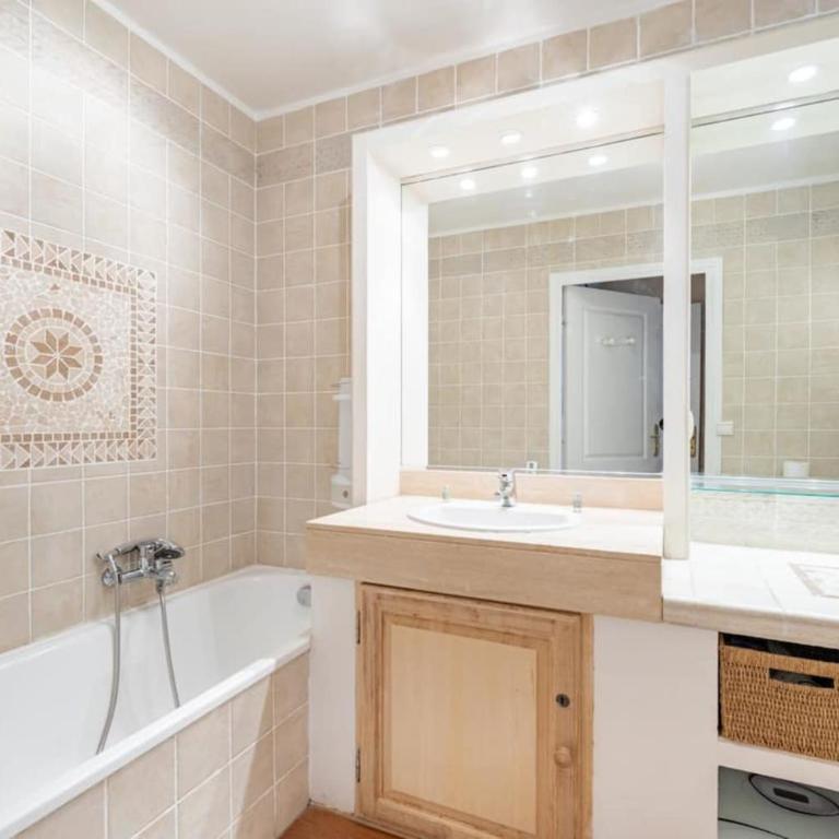 Spacious apartment with pool located in the Marina of Mandelieu - Apartment - 8