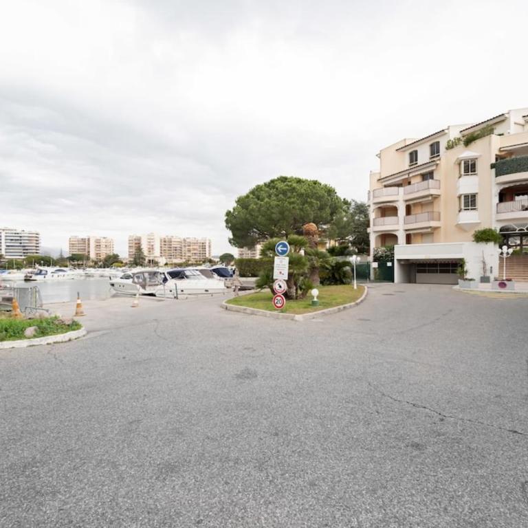 Spacious apartment with pool located in the Marina of Mandelieu - Apartment - 16