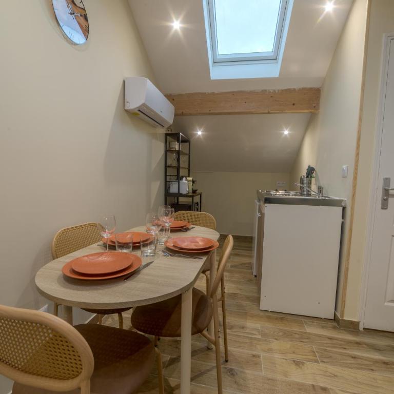 Pasteur Collection - Cozy & Warm - 4pers - Two-Bedroom Apartment - 4