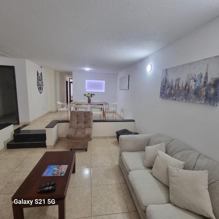 House familie and groups 5 min from the airport - Casa de 6 dormitorios - 8