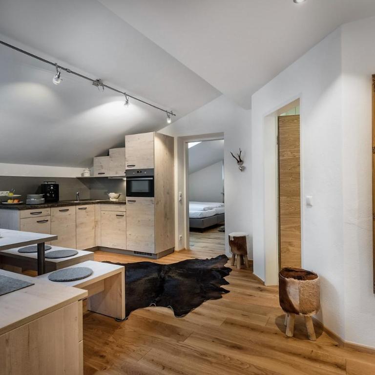 Ladinger, Landhaus - Apartment mit 4 Schlafzimmern und einem Balkon - 1