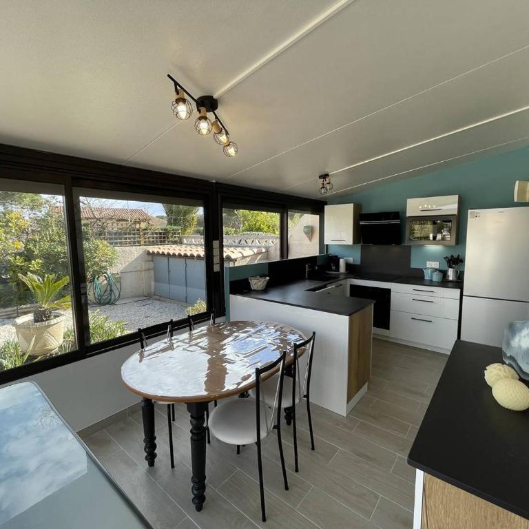 Charmante Villa T3 Climatisée avec Véranda, Terrasse et Jardinet - Proche Plage et Commerces - FR-1-106-54 - Villa - 1