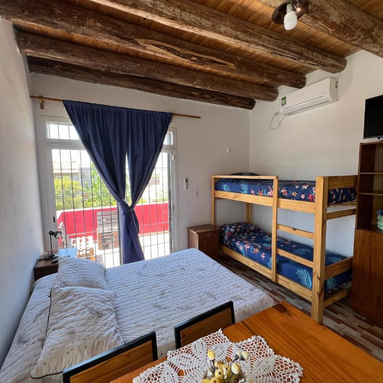 Monoambiente lo de Carola Mendoza - Habitación Cuádruple - vistas al jardín - 1