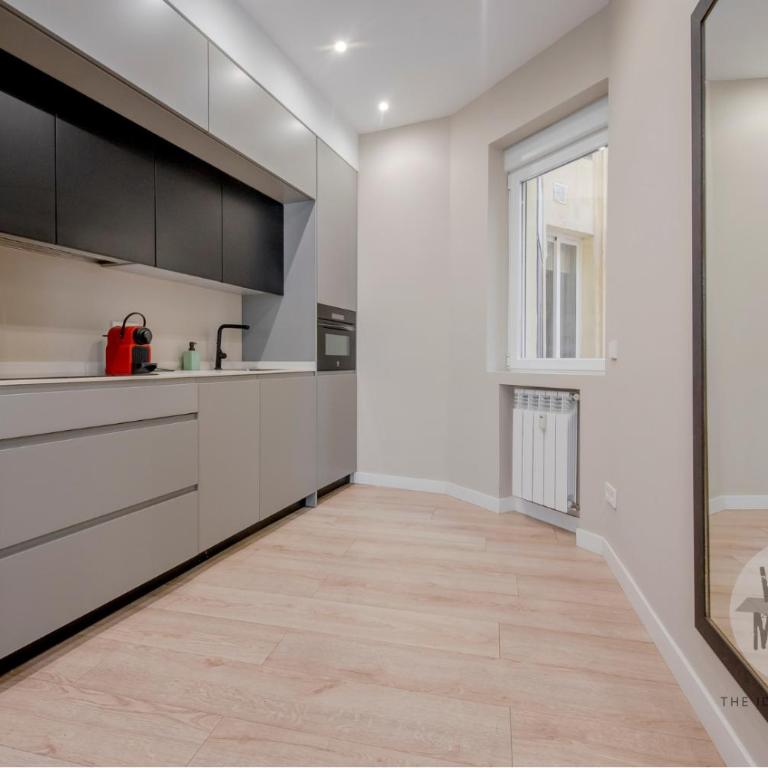 Vive Madrid con Terraza para 5 en Santa Ana 6 - Apartment - 6