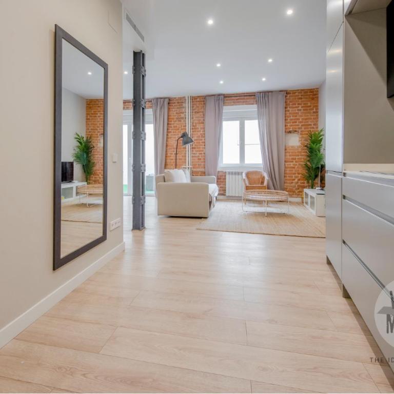 Vive Madrid con Terraza para 5 en Santa Ana 6 - Apartment - 4