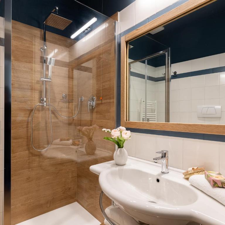 Flora Deluxe Apartment - Two-Bedroom Apartment - 13