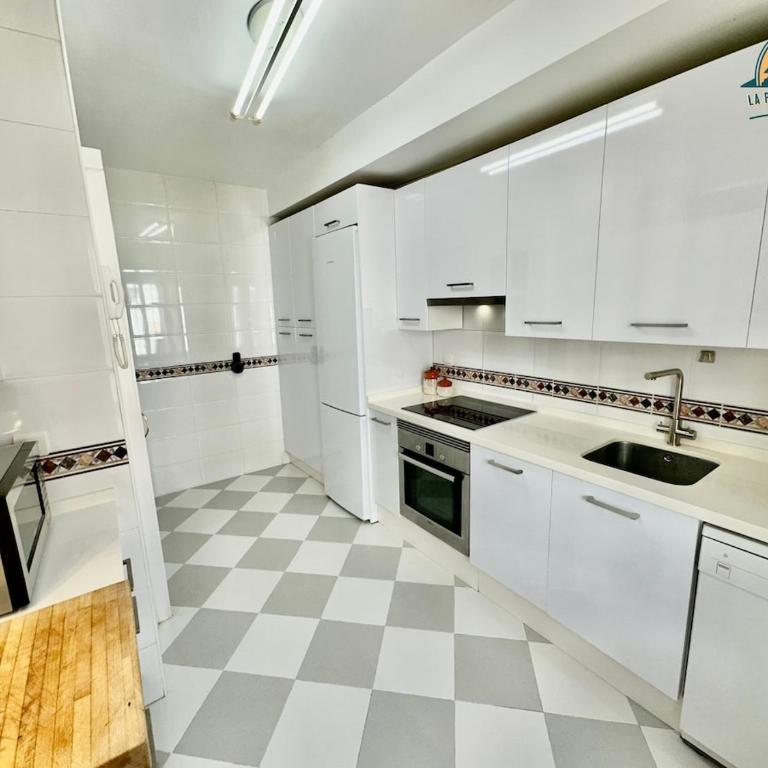 Seafront Townhouse with Stunning Mediterranean Views, community pool - Casa de 3 dormitorios - 13