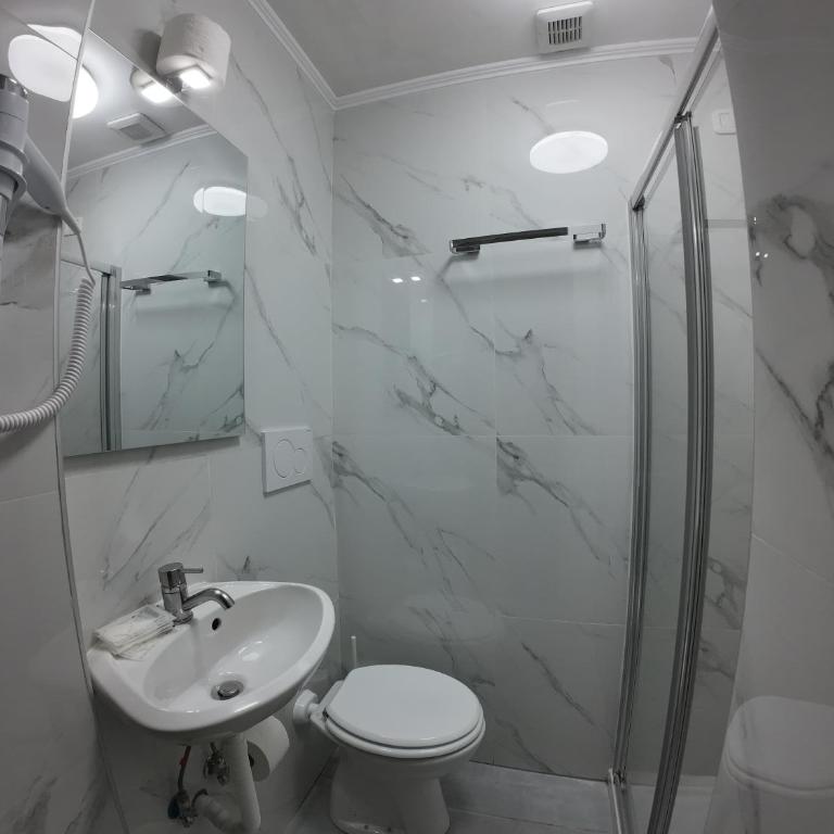 KayDee GuestHouse - Camera Tripla con Bagno Privato - 11