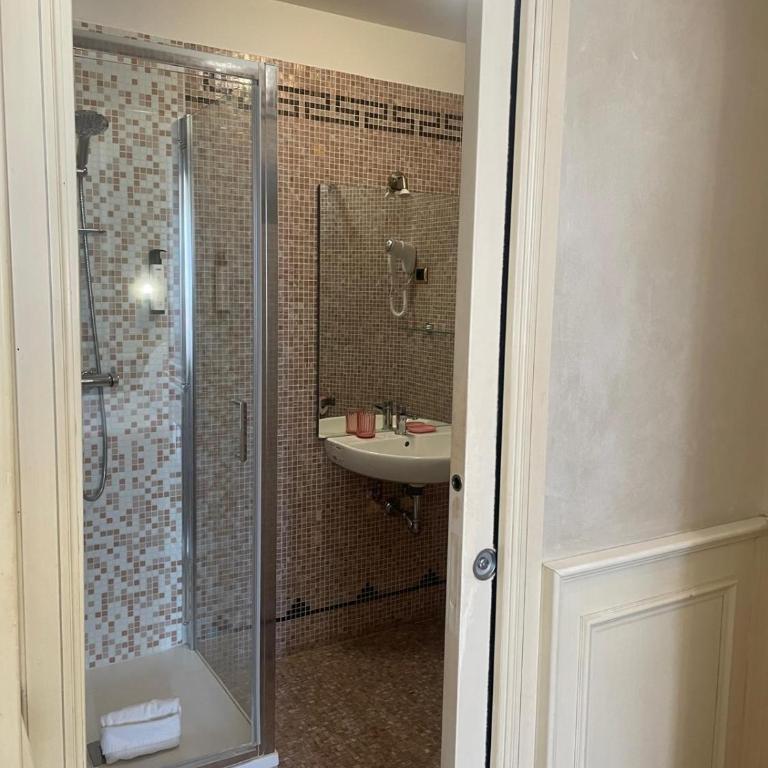 Rome Opera Theatre Rooms by Dama - Termini Station & Rome City Center - Camera Matrimoniale con Bagno Privato - 15