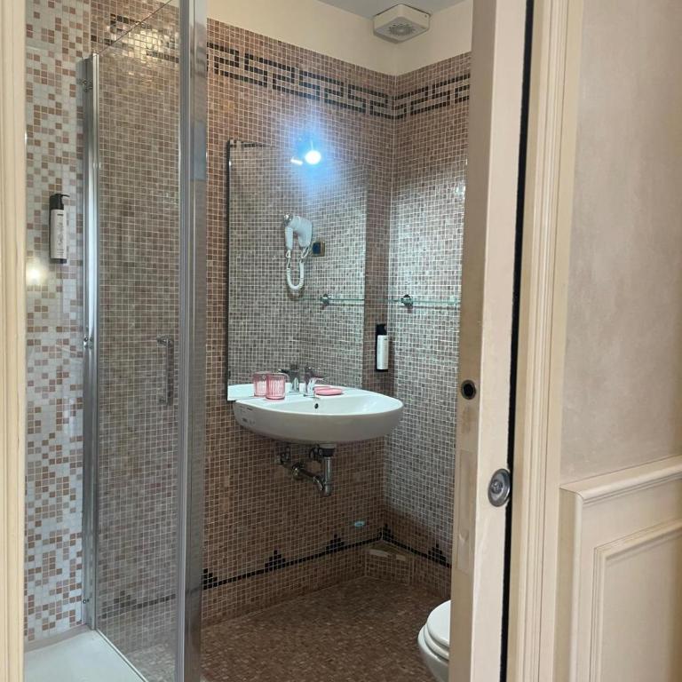 Rome Opera Theatre Rooms by Dama - Termini Station & Rome City Center - Camera Matrimoniale con Bagno Privato - 17