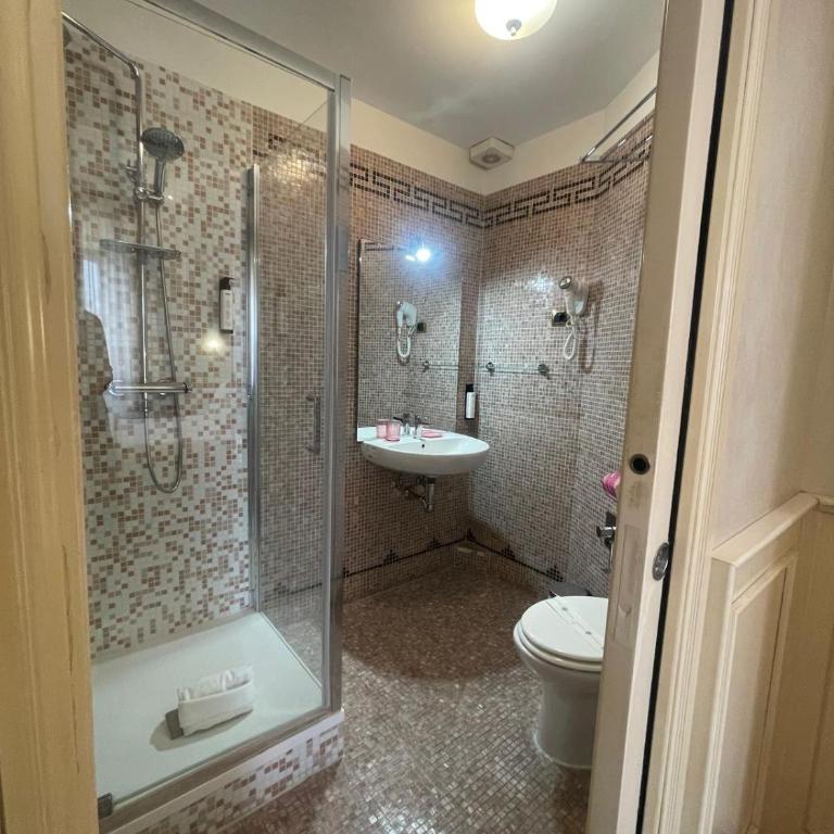 Rome Opera Theatre Rooms by Dama - Termini Station & Rome City Center - Camera Matrimoniale con Bagno Privato - 13