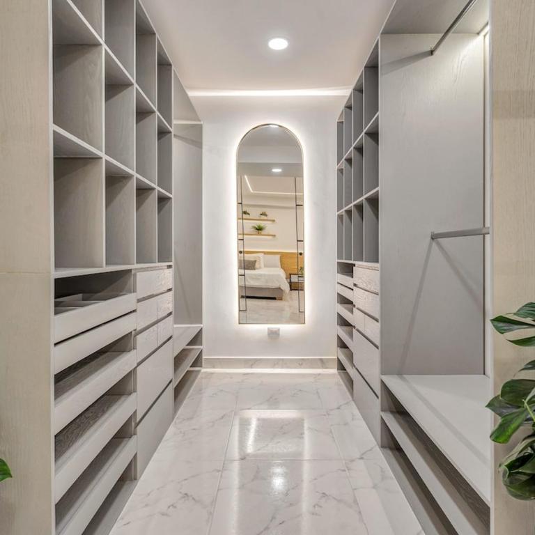 Opulent and Luxury 4 Bedroom - One-Bedroom Apartment - 29