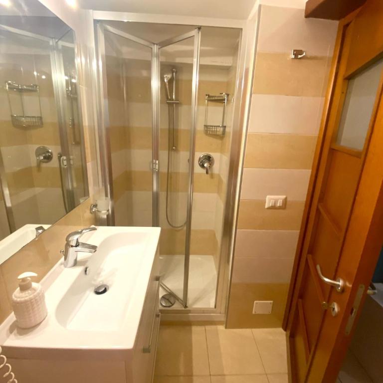 B&B Napoli Duomo - Double or Twin Room with Private Bathroom - 11