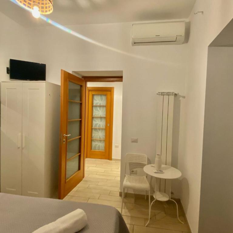 B&B Napoli Duomo - Double or Twin Room with Private External Bathroom - 11