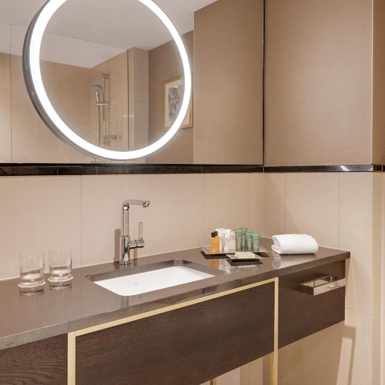 Hilton Munich City - Zimmer mit Queensize-Bett - 4