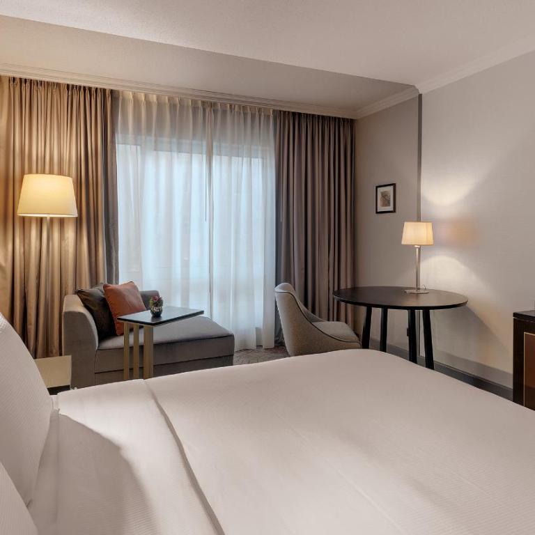 Hilton Munich City - Zimmer mit Kingsize Bett - 5