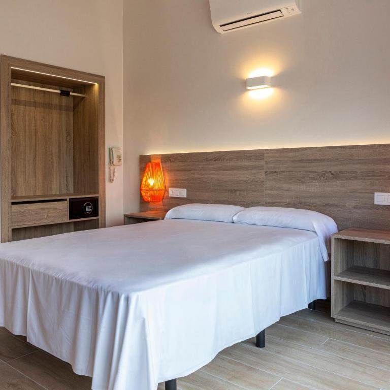 Medplaya Aparthotel Sant Eloi - Apartamento con balcón y vistas a la piscina (3 adultos) - 2