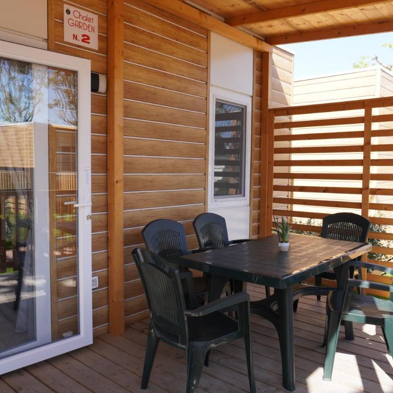 Camping Village Adriatico - Chalet Superior con 2 Camere da Letto - 11