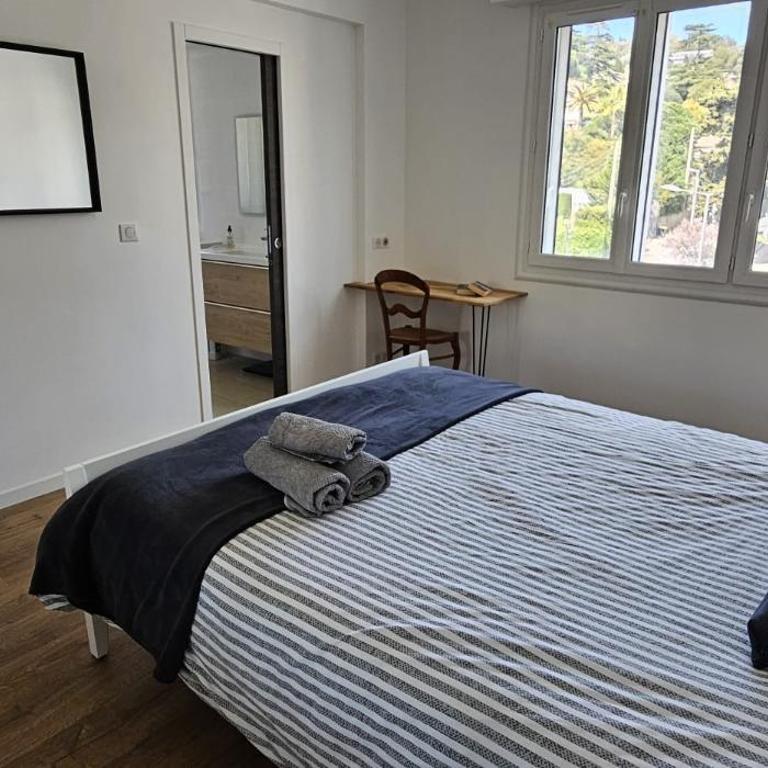 Cannes Beach Access, Private Room in Shared 3-Bedroom Apartment, Private Bathroom, Living Room with Sea View Suite Parentale salle de bain privée accès plages & vue mer du salon dans appartement partagé chez l'habitant - Chambre Double avec Salle de Bains Privative - 5