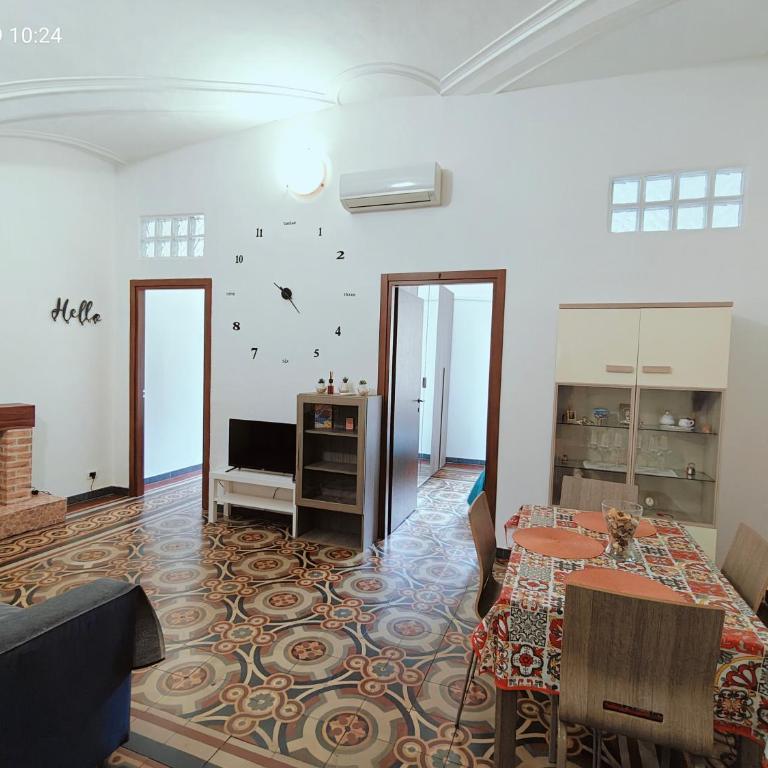 Giulio's Apartment - Two-Bedroom Apartment with Balcony - 39
