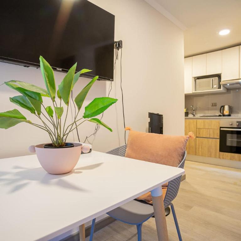City Center Charm Studio Apt w Pool - Apartamento - 7