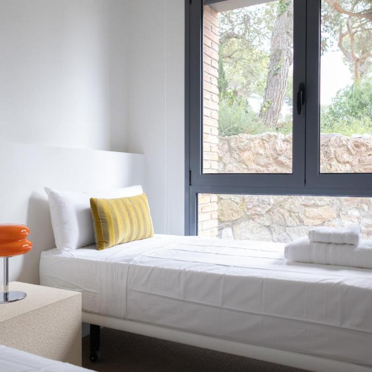 Circles House Coliving & Coworking - Standard Double Room with Shared Bathroom - 5