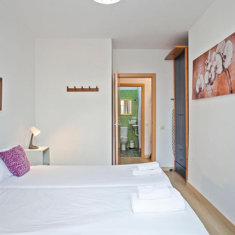 Beautiful apartment in Las Ramblas Barcelona 6pax - Three-Bedroom Apartment - 6
