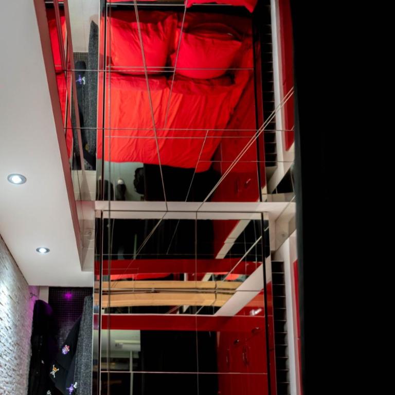 Cap Red Room - One-Bedroom Apartment - 9