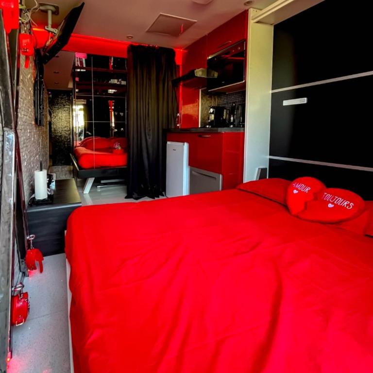Cap Red Room - One-Bedroom Apartment - 8