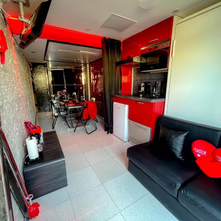 Cap Red Room - One-Bedroom Apartment - 2