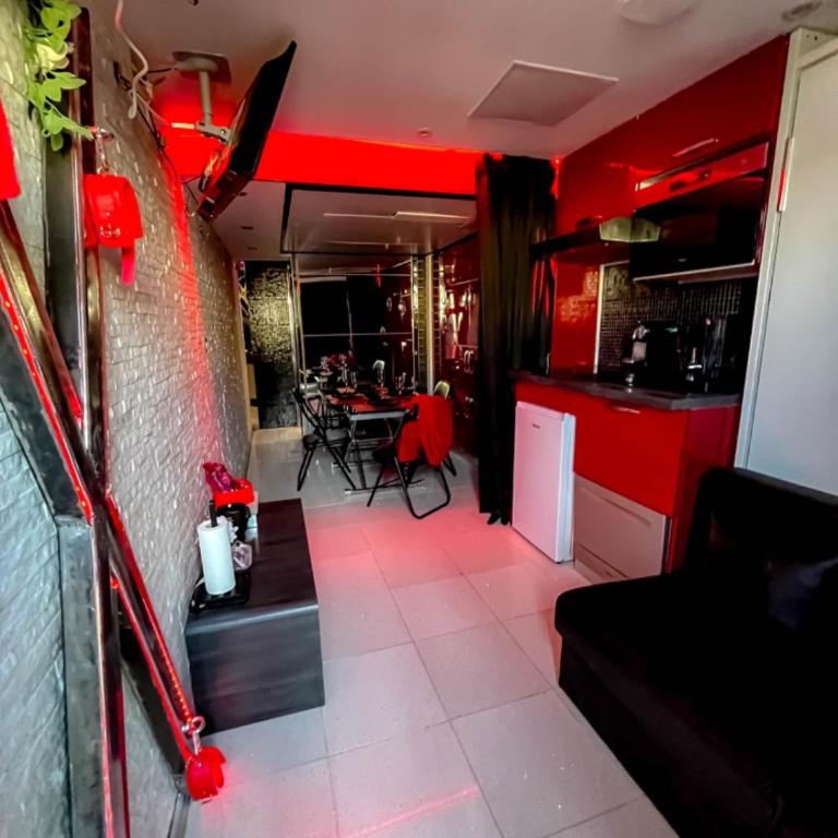 Cap Red Room - One-Bedroom Apartment - 3