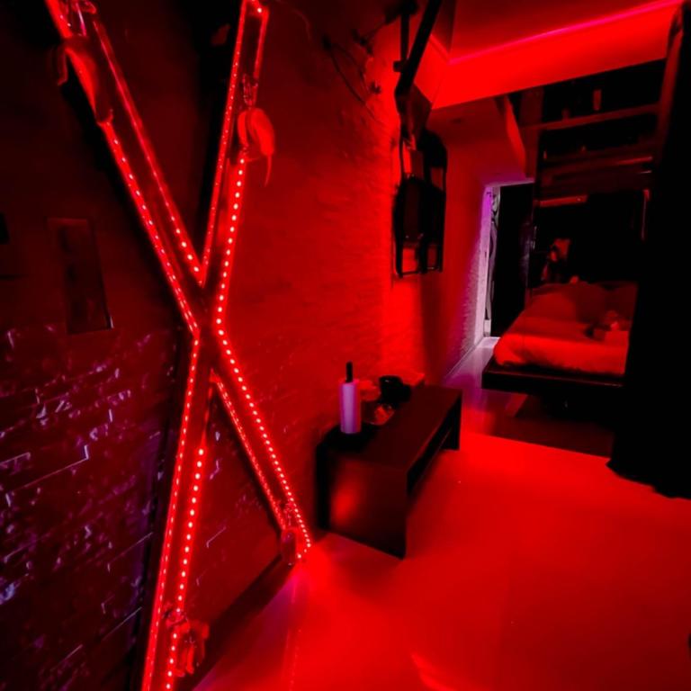 Cap Red Room - One-Bedroom Apartment - 1