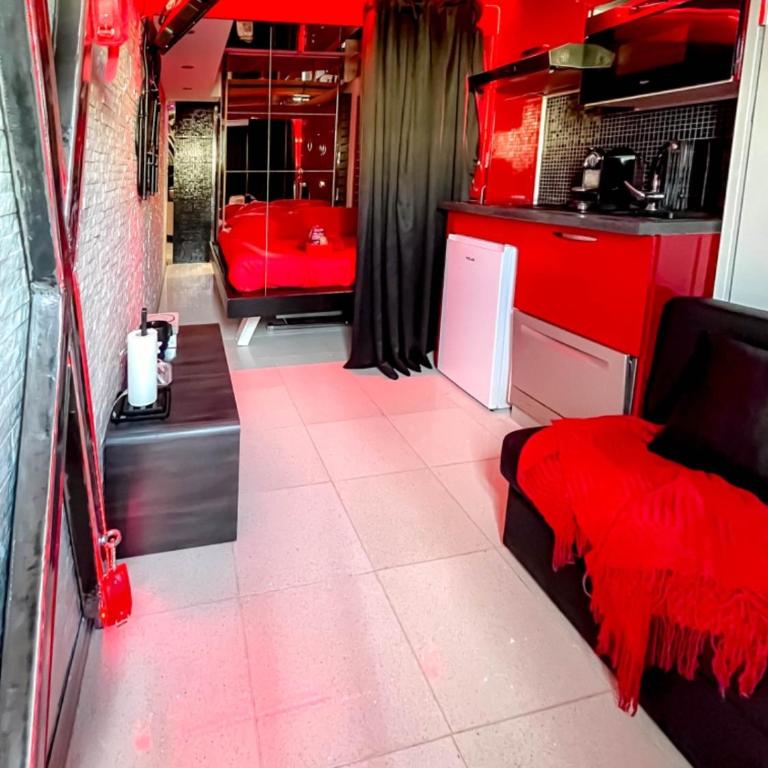 Cap Red Room - One-Bedroom Apartment - 4