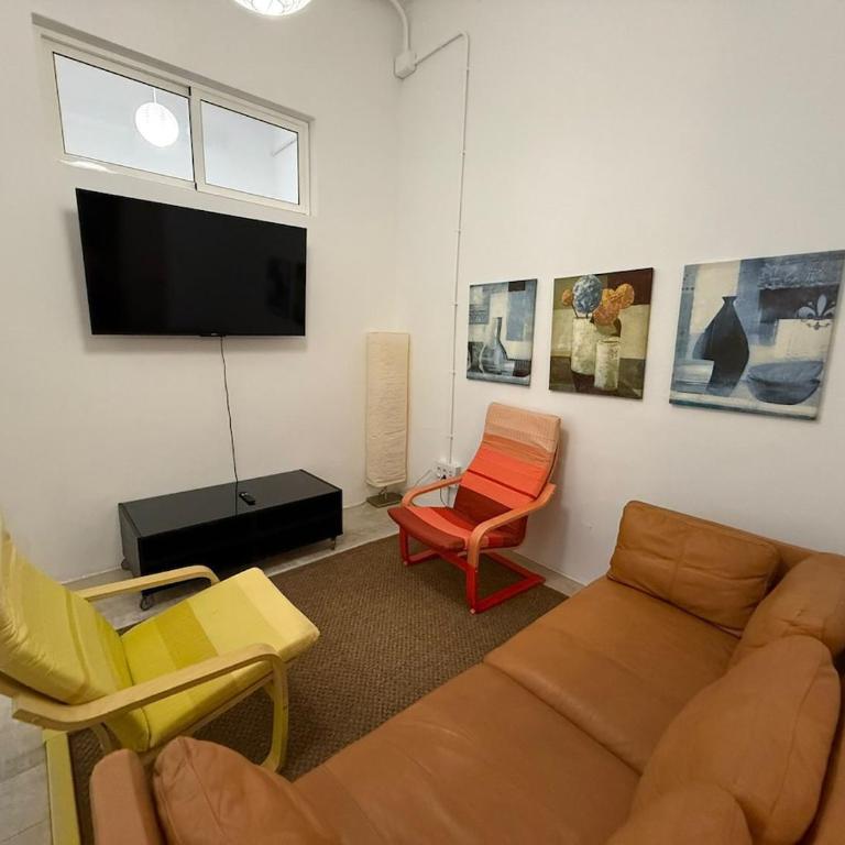 Town House Near The Beach - Four-Bedroom Apartment with Balcony - 3