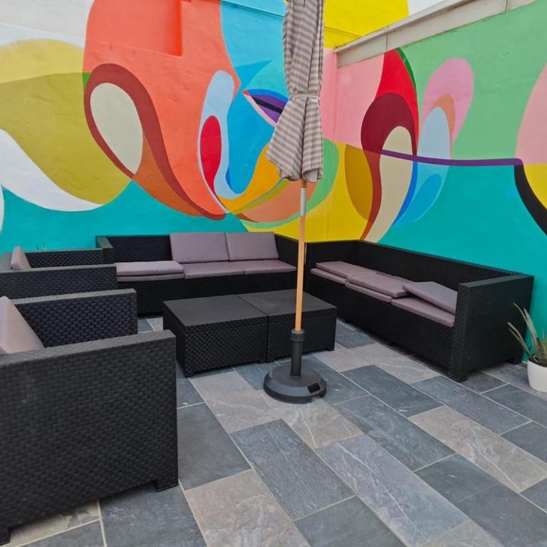 Town House Near The Beach - Four-Bedroom Apartment with Balcony - 4