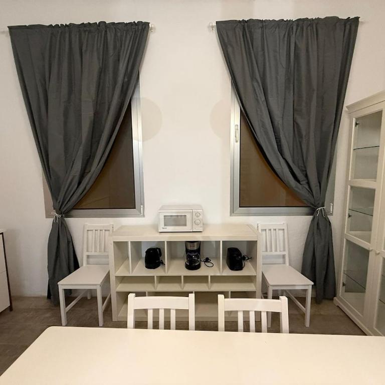 Town House Near The Beach - Four-Bedroom Apartment with Balcony - 6