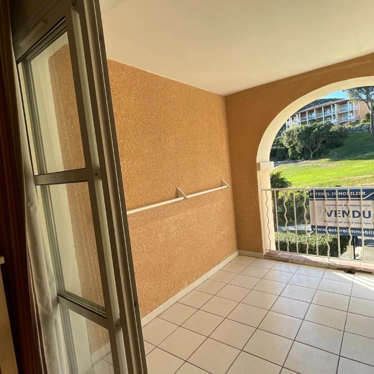 Appartement saint Raphaël - cap esterel- 5 couchages- parking couvert - One-Bedroom Apartment with Park View - 5