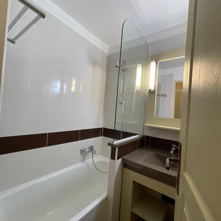 Appartement saint Raphaël - cap esterel- 5 couchages- parking couvert - One-Bedroom Apartment with Park View - 13