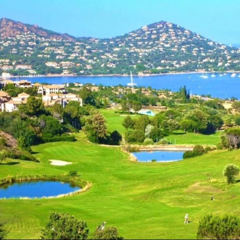 Appartement saint Raphaël - cap esterel- 5 couchages- parking couvert - One-Bedroom Apartment with Park View - 14