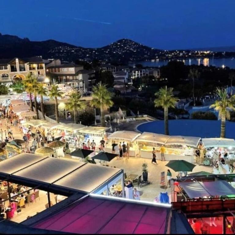 Appartement saint Raphaël - cap esterel- 5 couchages- parking couvert - One-Bedroom Apartment with Park View - 15