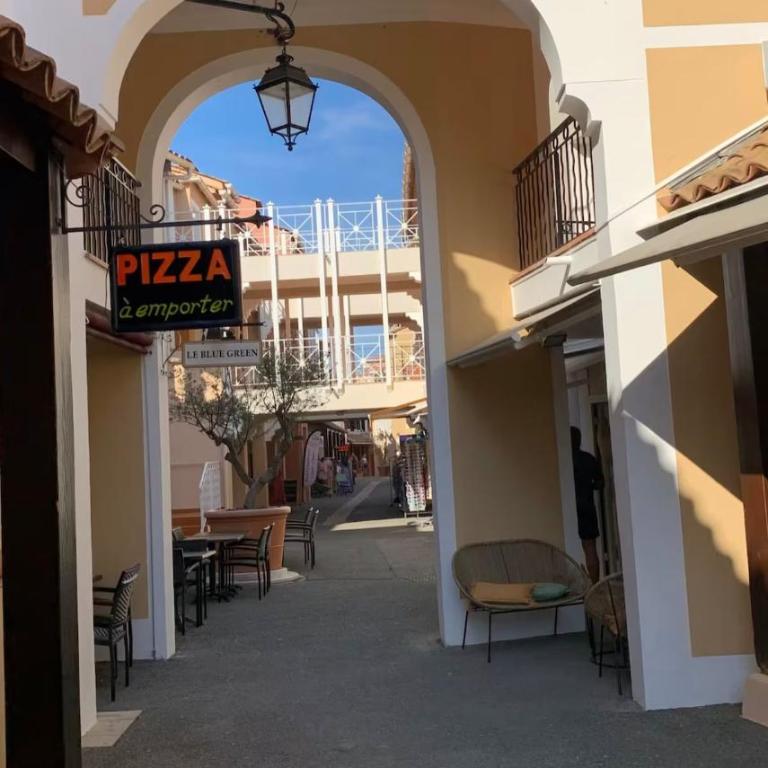 Appartement saint Raphaël - cap esterel- 5 couchages- parking couvert - One-Bedroom Apartment with Park View - 23