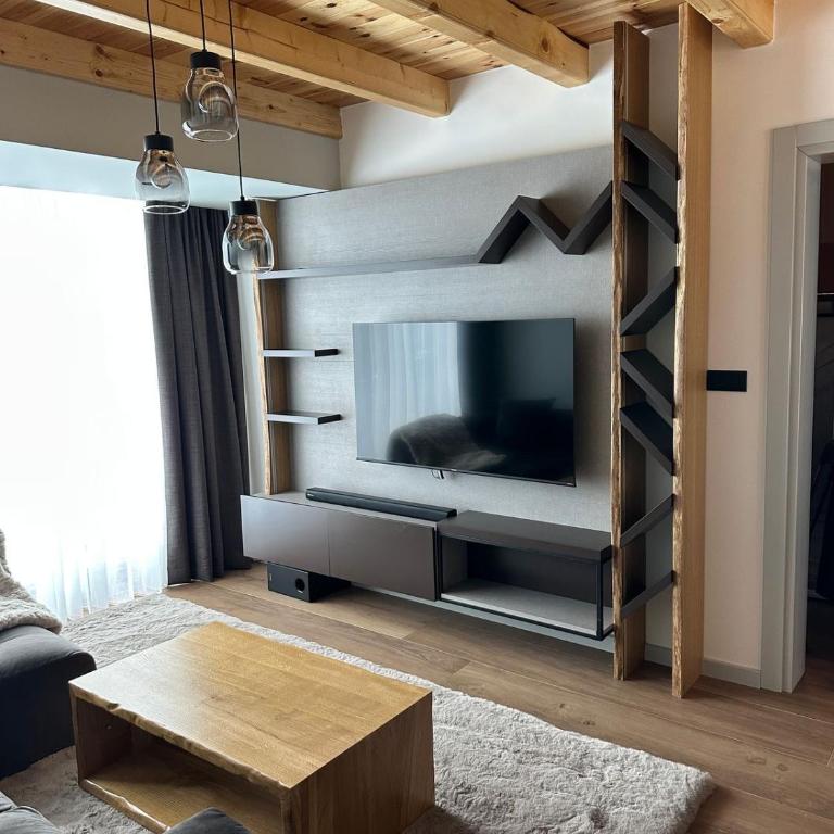 Black Chalet - Two-Bedroom Chalet - 10