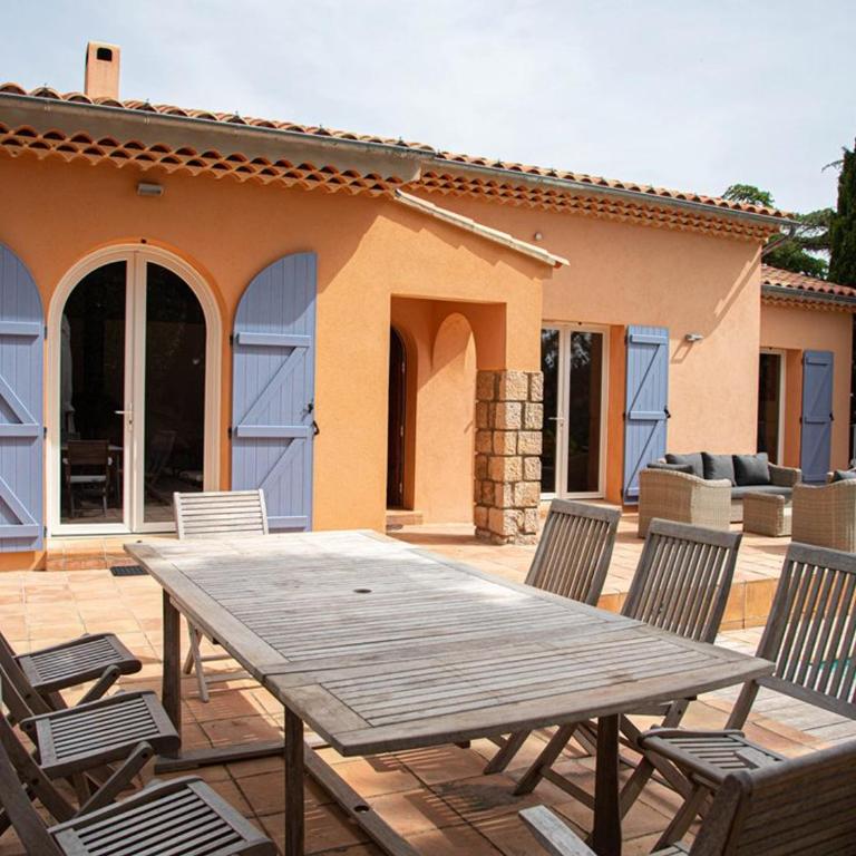 Le Lavandou : Villa 4 chambres, piscine privée et climatisation - FR-1-803-76 - Villa - 3