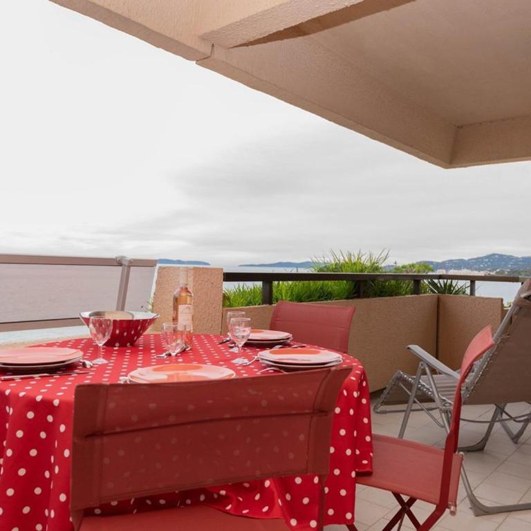 Le Lavandou, T2 lumineux, accès direct plage, parking privé - FR-1-803-79 - Apartment - 2