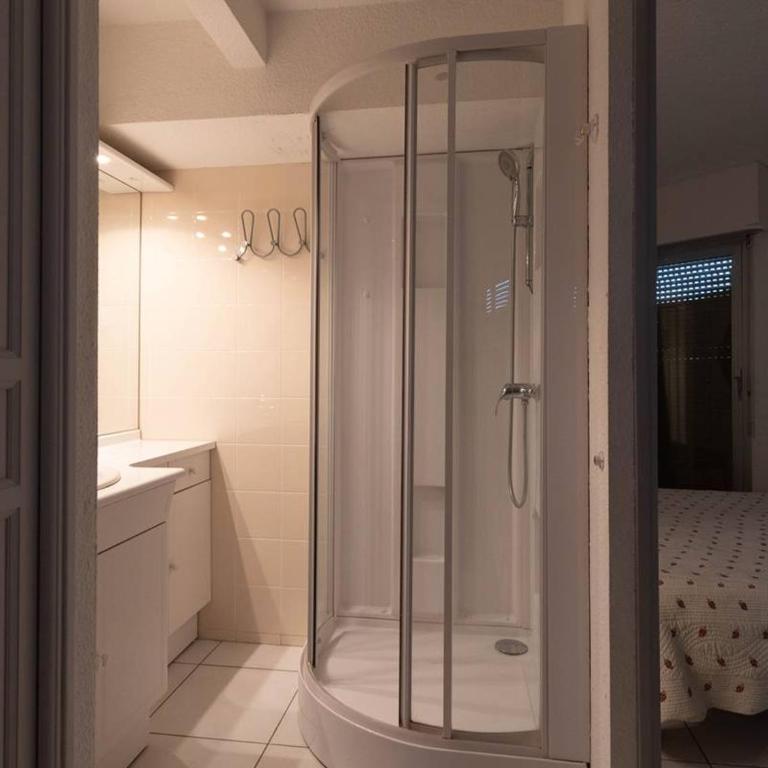 Le Lavandou, T2 lumineux, accès direct plage, parking privé - FR-1-803-79 - Apartment - 4