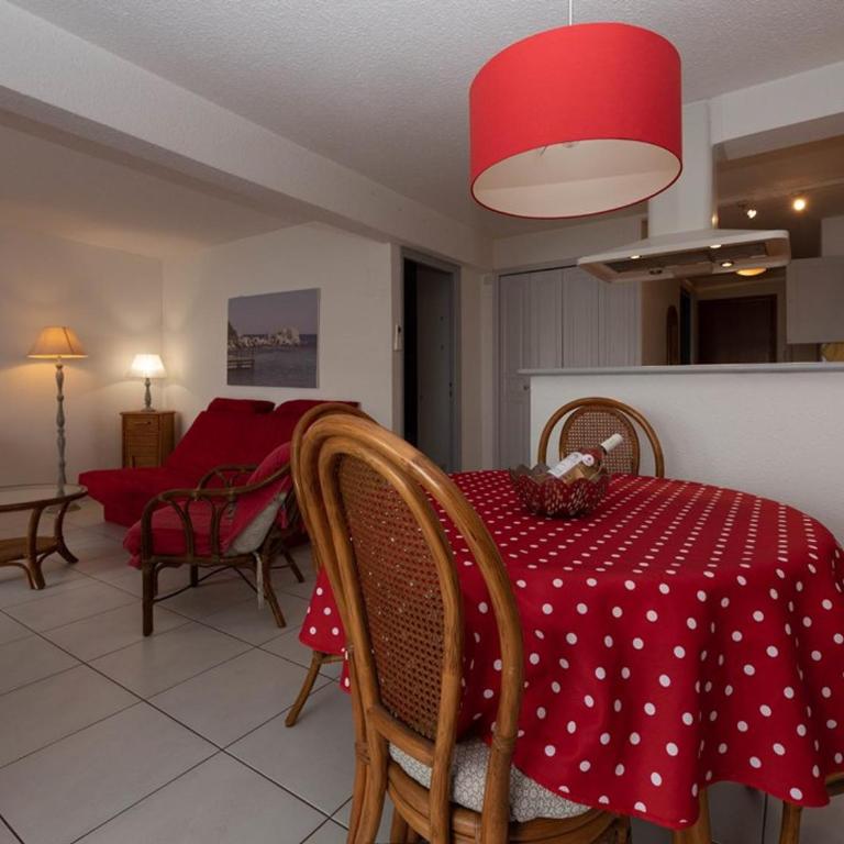 Le Lavandou, T2 lumineux, accès direct plage, parking privé - FR-1-803-79 - Apartment - 9