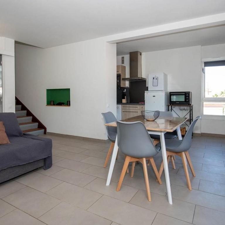 T2 en duplex climatisé, à 100m de la plage, pour 4 pers., parking au Lavandou - FR-1-803-77 - Apartment - 4