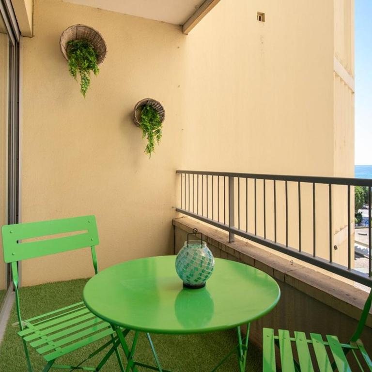 T2 en duplex climatisé, à 100m de la plage, pour 4 pers., parking au Lavandou - FR-1-803-77 - Apartment - 7