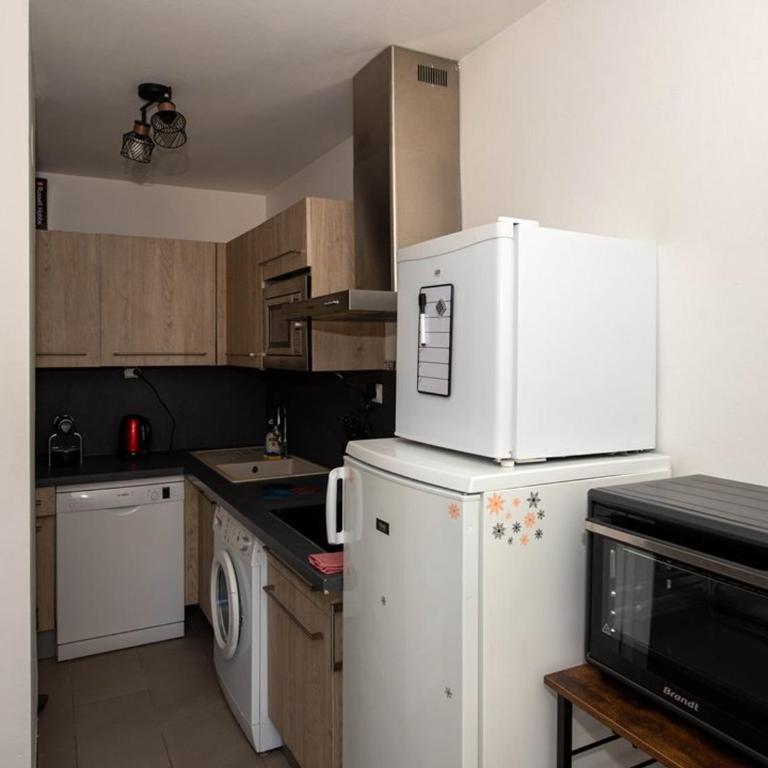 T2 en duplex climatisé, à 100m de la plage, pour 4 pers., parking au Lavandou - FR-1-803-77 - Apartment - 9